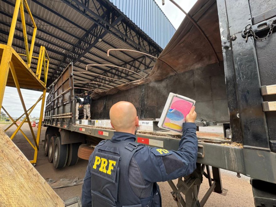 PRF flagra carreta com celulares e tablets escondidos na BR-277, em Cascavel