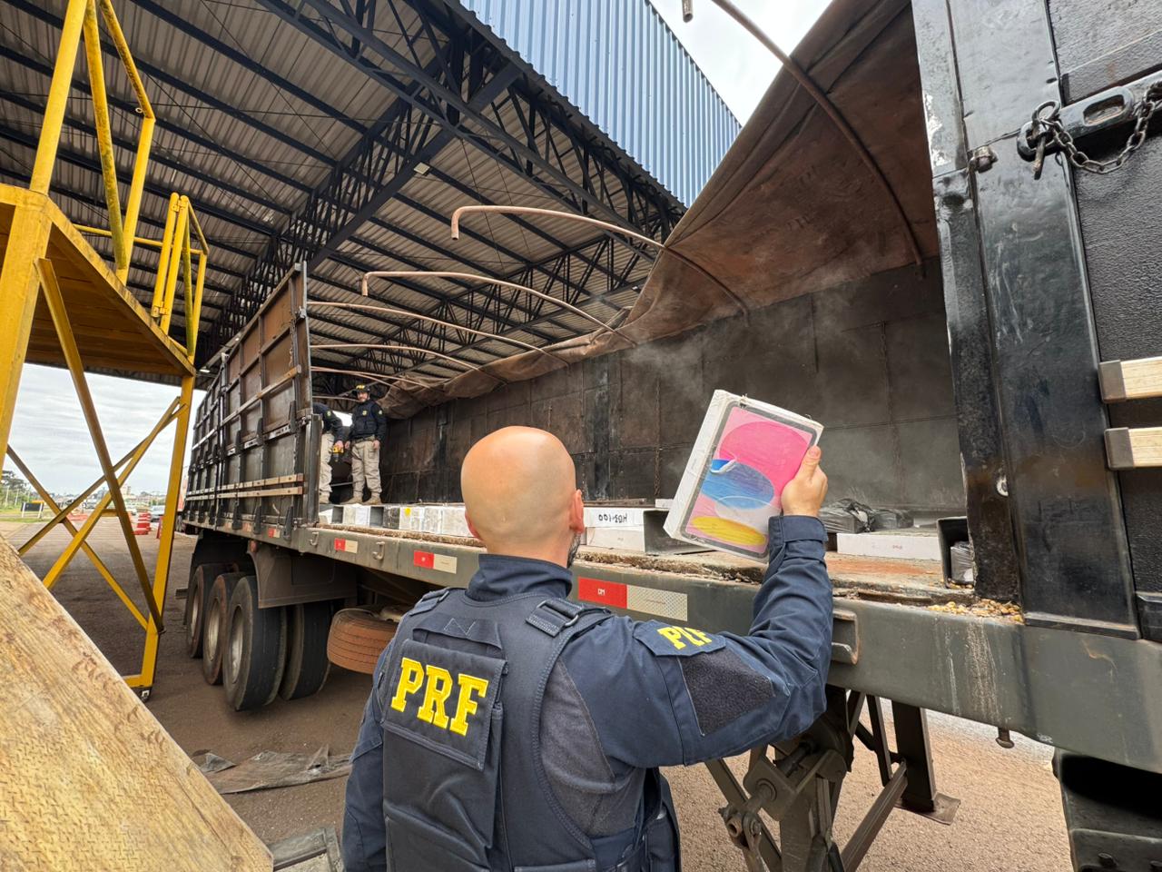 PRF flagra carreta com celulares e tablets escondidos na BR-277, em Cascavel PRF flagra carreta com celulares e tablets escondidos na BR-277, em Cascavel