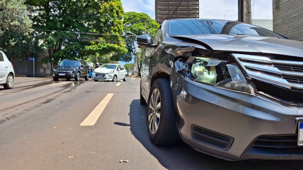 Honda City e Peugeot se envolvem em colisão na Rua Minas Gerais Honda City e Peugeot se envolvem em colisão na Rua Minas Gerais