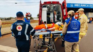 Grave: Homem, de 31 anos, fica entubado após acidente de trânsito na Avenida Piquiri