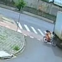 Imagem referente a Veja momento em que homem bate em caminhão na Avenida Piquiri