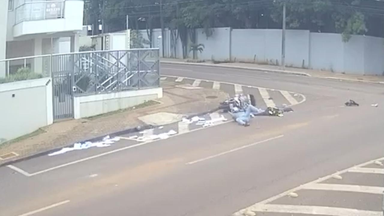 Vídeo: Motociclista é arremessado em mais um acidente na Maranhão com Manoel Ribas Vídeo: Motociclista é arremessado em mais um acidente na Maranhão com Manoel Ribas