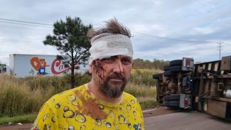 Sobrevivente: motorista de caminhão conta como saiu do veículo tombado na BR-369