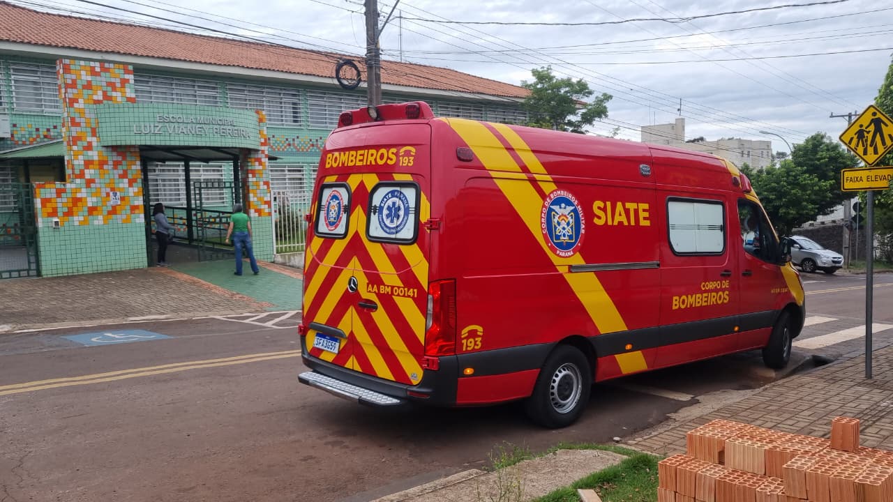 Mulher cai no pátio de escola e é socorrida pelo Siate