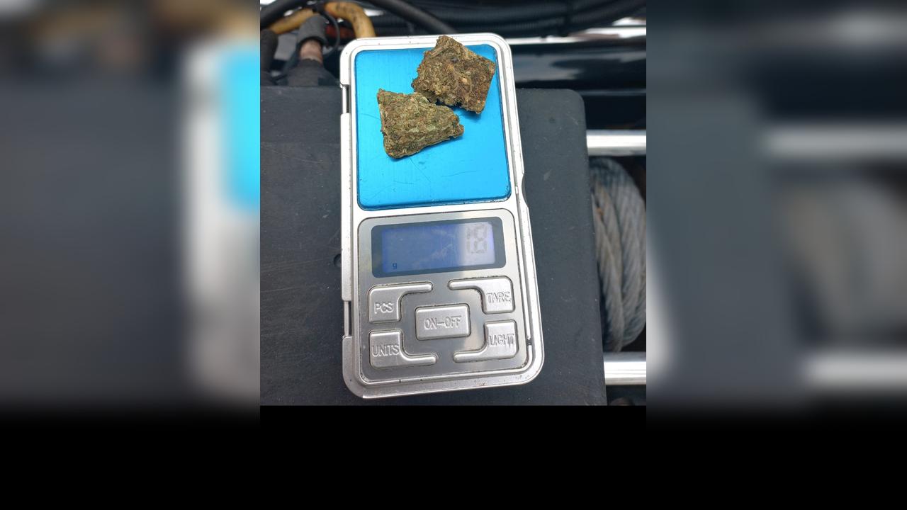 Jovem é abordado e flagrado com maconha no XIV de Novembro