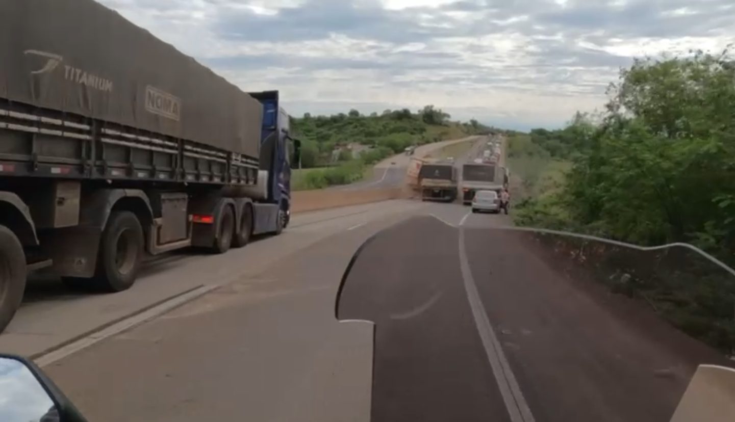 Batida e desespero: Motociclista flagra grave acidente na BR-163; Veja o vídeo