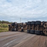 Imagem referente a Tombamento na BR-369: Rodovia segue totalmente interditada