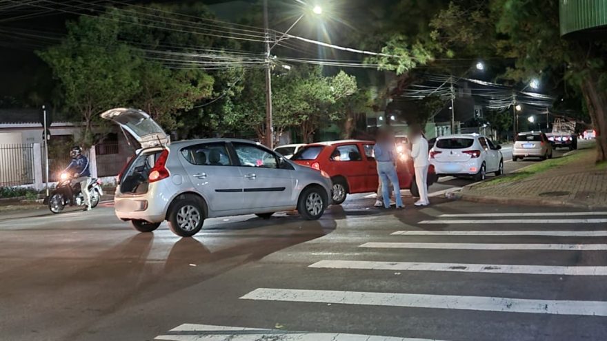 Gol e Punto batem em cruzamento no Bairro Coqueiral