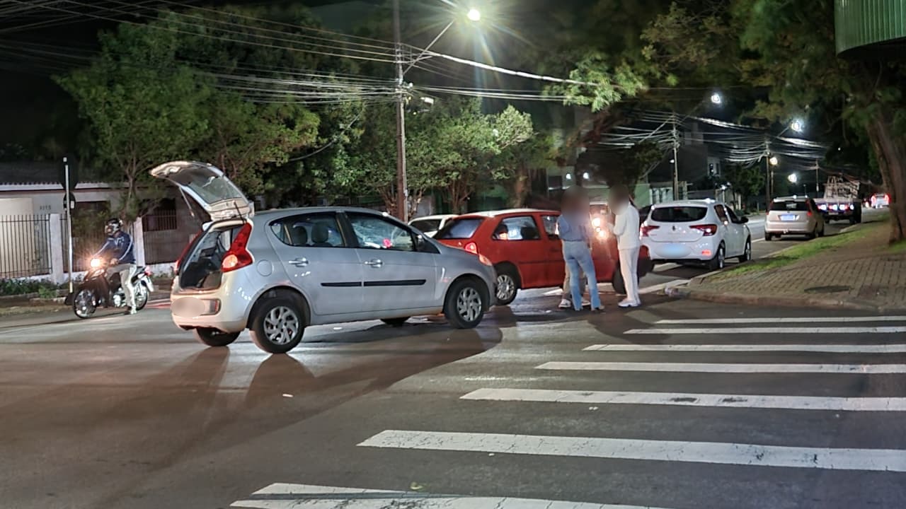 Gol e Punto batem em cruzamento no Bairro Coqueiral