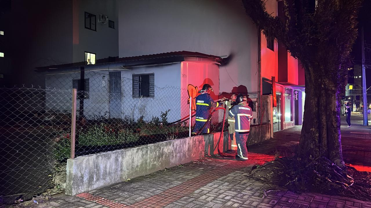 Bombeiros combatem princípio de incêndio em residência na Rua Paraná