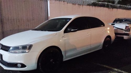 Perseguição termina com prisão de motorista de quadrilha e apreensão de drogas e carro