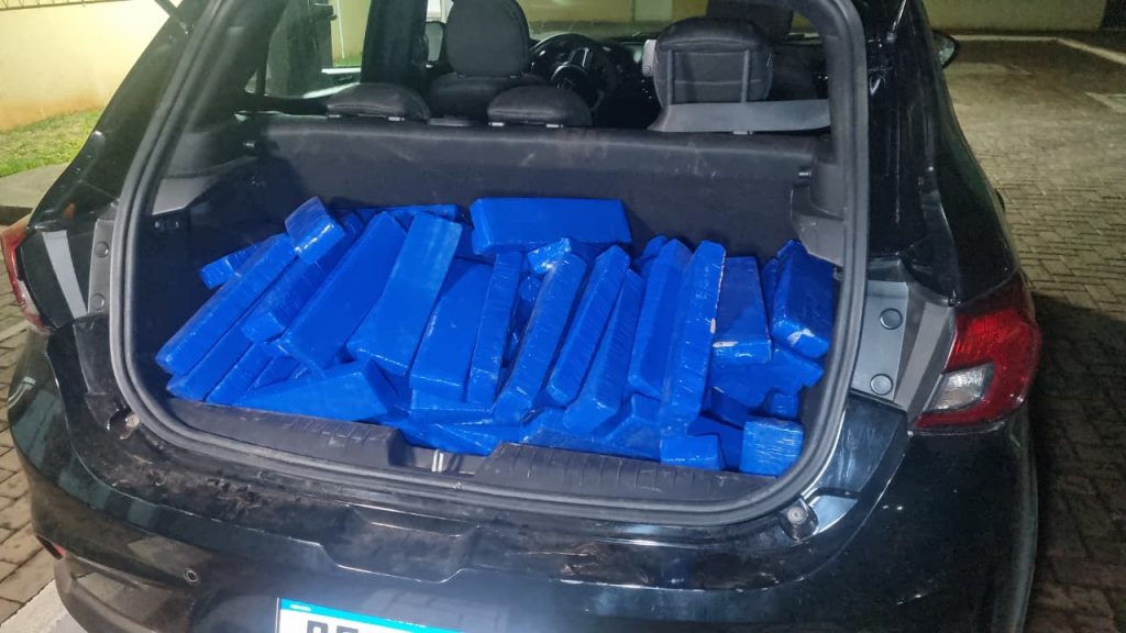 Adolescente de 17 anos é apreendido com carro furtado e carregado com maconha Adolescente de 17 anos é apreendido com carro furtado e carregado com maconha