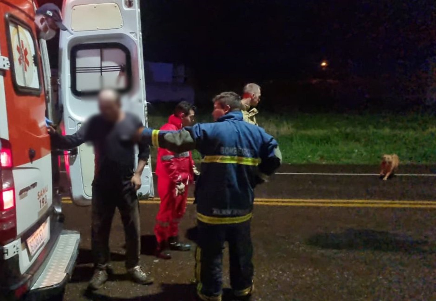 Bombeiros contêm cão agressivo para permitir atendimento do Samu a homem ferido em Cascavel