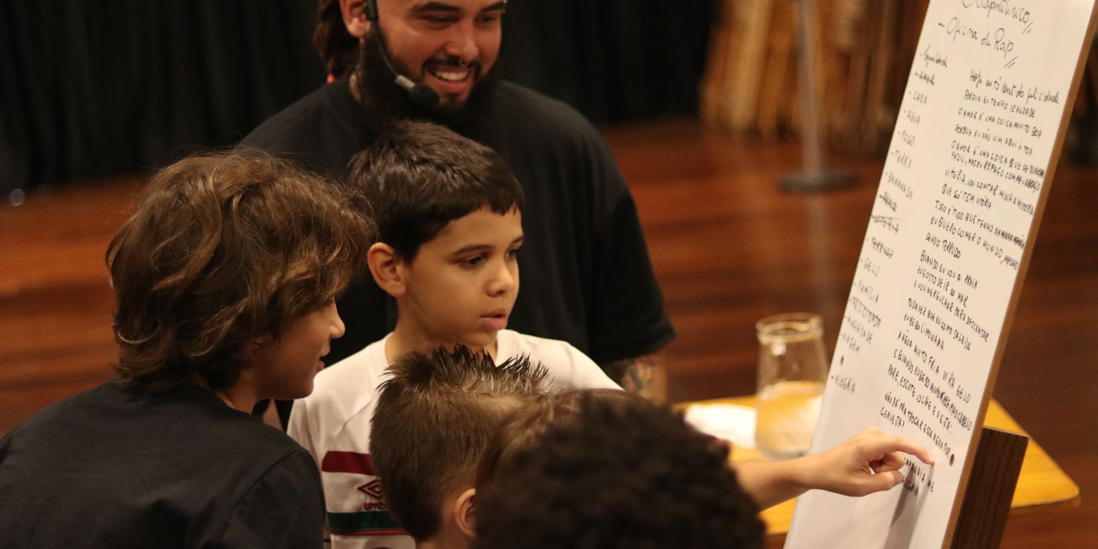 Projeto leva batalha de poesias a escolas públicas do Rio de Janeiro Projeto leva batalha de poesias a escolas públicas do Rio de Janeiro