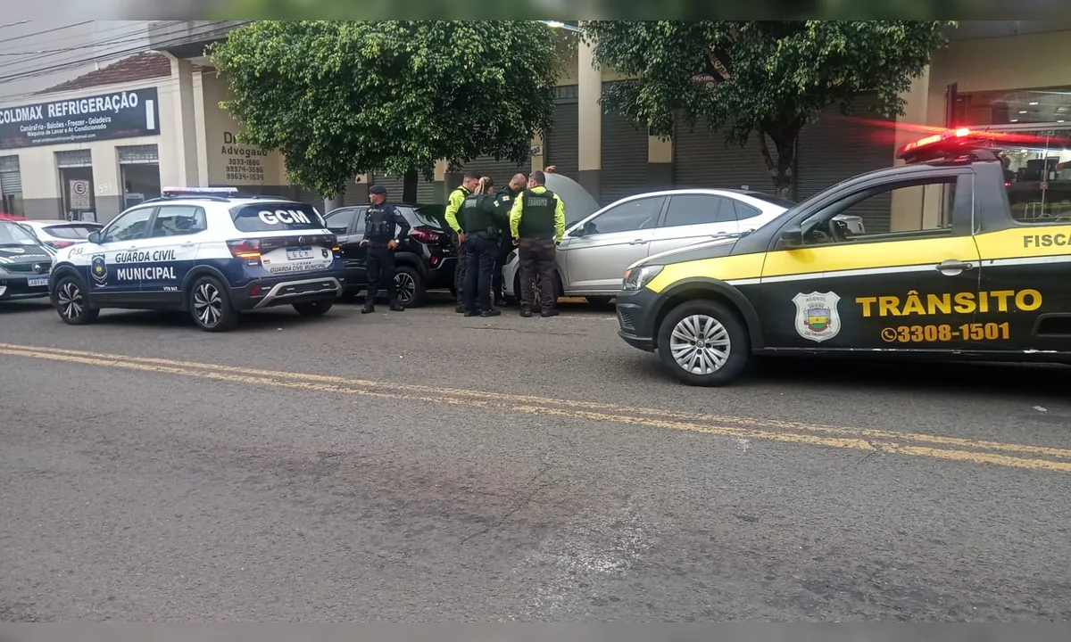 Mulher faz sinal secreto de socorro e Guarda Municipal intercepta carro Mulher faz sinal secreto de socorro e Guarda Municipal intercepta carro