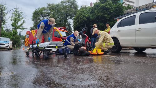Motociclista fica ferida após colisão com Gol na Rua Antonina Imagem referente a Motociclista fica ferida após colisão com Gol na Rua Antonina