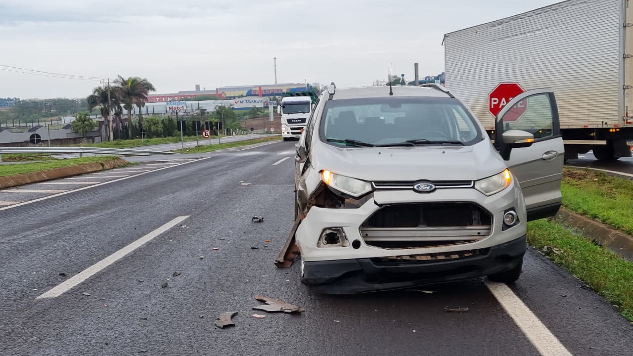 Ecosport e caminhão se envolvem em colisão na BR-277, em Cascavel Ecosport e caminhão se envolvem em colisão na BR-277, em Cascavel