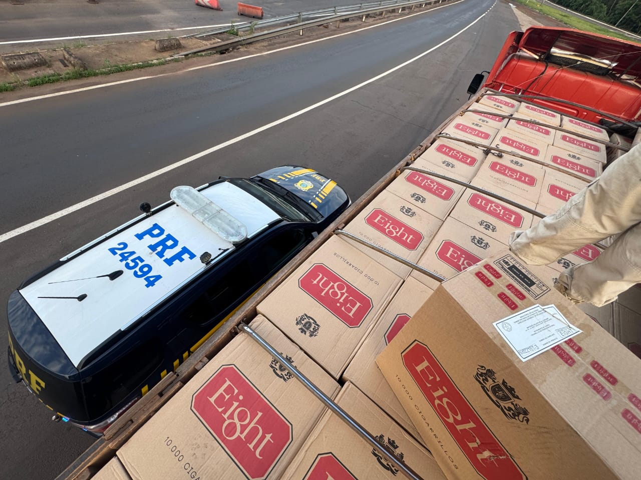 PRF apreende caminhão com 450 mil maços de cigarros contrabandeados na BR-163, em Guaíra PRF apreende caminhão com 450 mil maços de cigarros contrabandeados na BR-163, em Guaíra