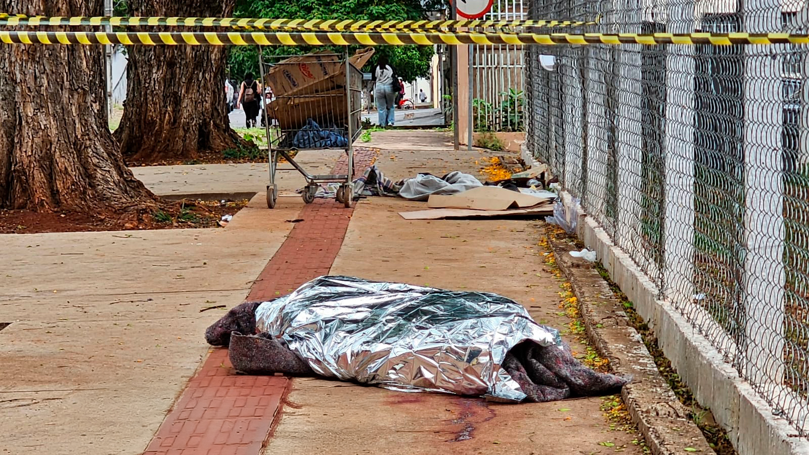 Morador de rua é espancado até a morte em frente ao Centro POP, em Maringá Morador de rua é espancado até a morte em frente ao Centro POP, em Maringá
