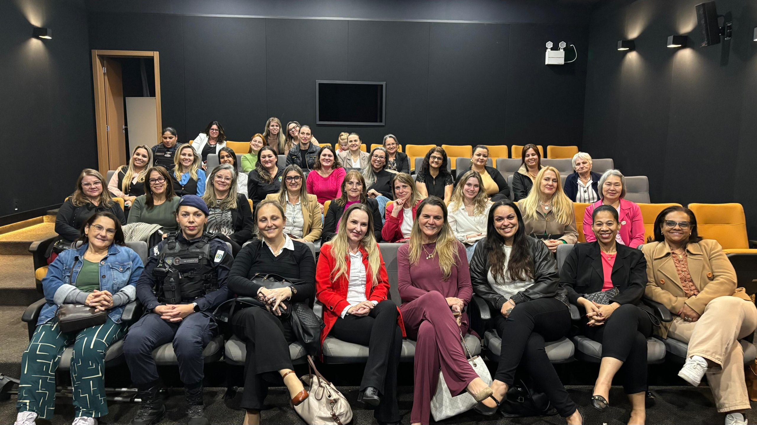 Mulheres participam de sessão especial do filme "Câncer com Ascendente em Virgem" Mulheres participam de sessão especial do filme "Câncer com Ascendente em Virgem"