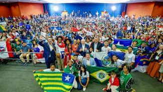 Jovens lançam carta compromisso por educação e justiça climática Jovens lançam carta compromisso por educação e justiça climática