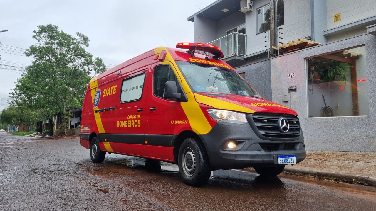 Mesa de vidro cai sobre o pé de uma idosa de 66 anos