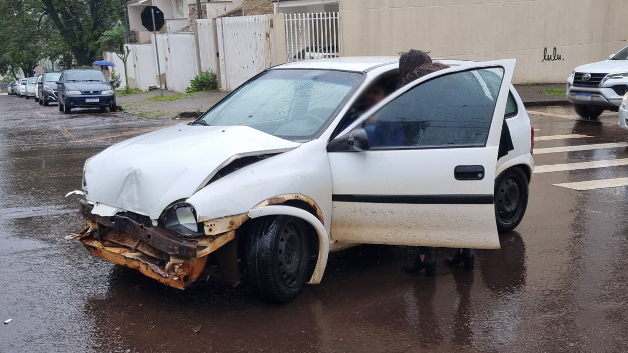 Condutor fica ferido em colisão entre Corsa e HR-V no Centro de Cascavel