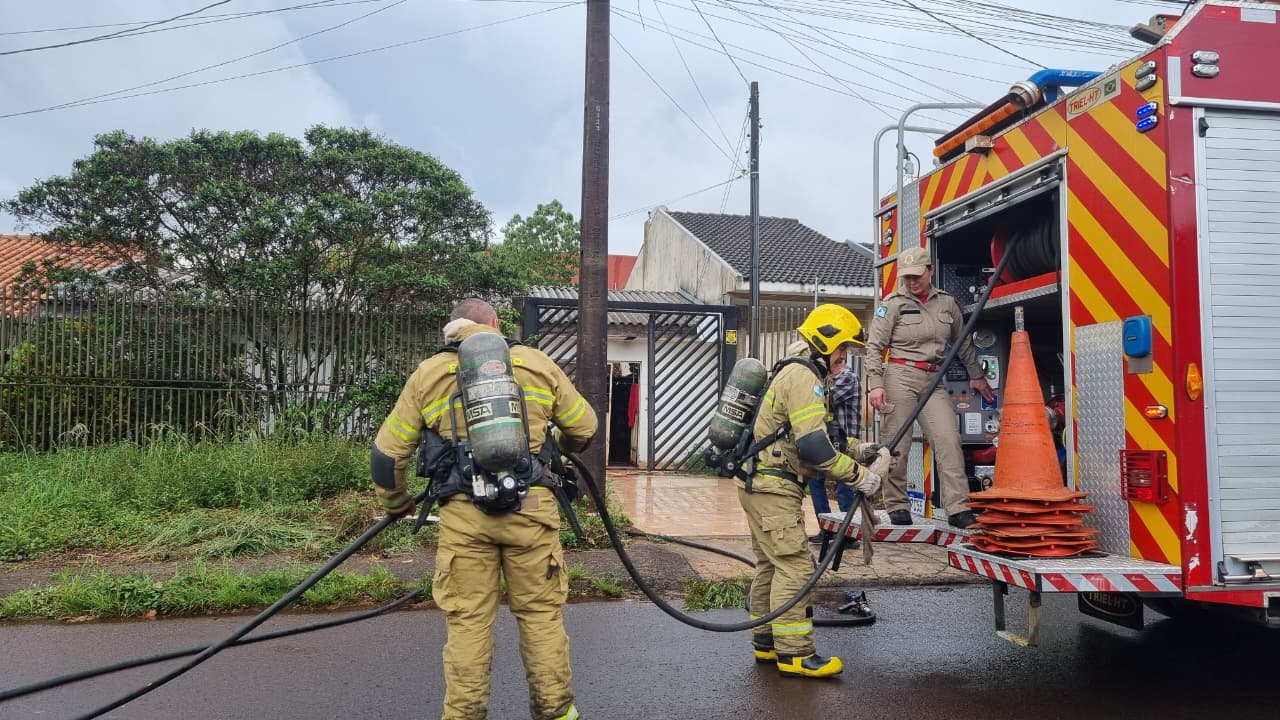 Corpo de Bombeiros combate incêndio em residência no Santa Cruz