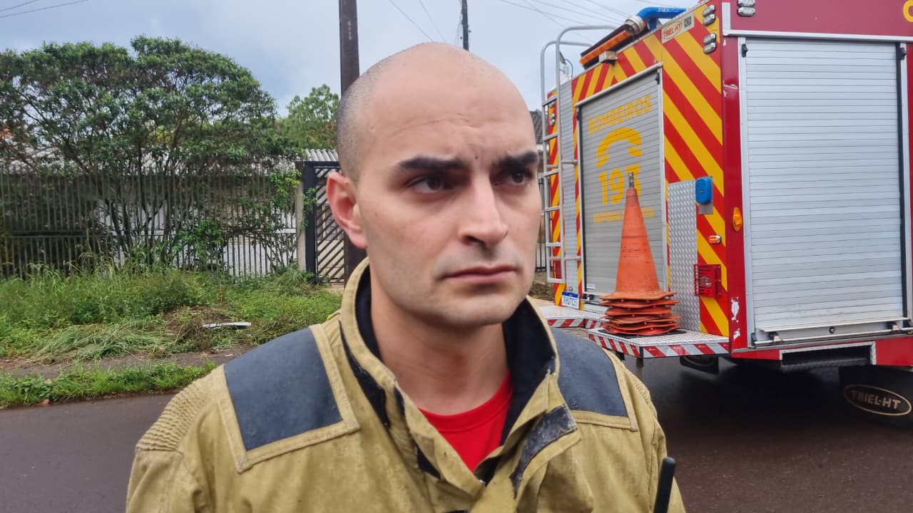 Oficial explica como incêndio em residência foi controlado com mangueira de jardim em Cascavel