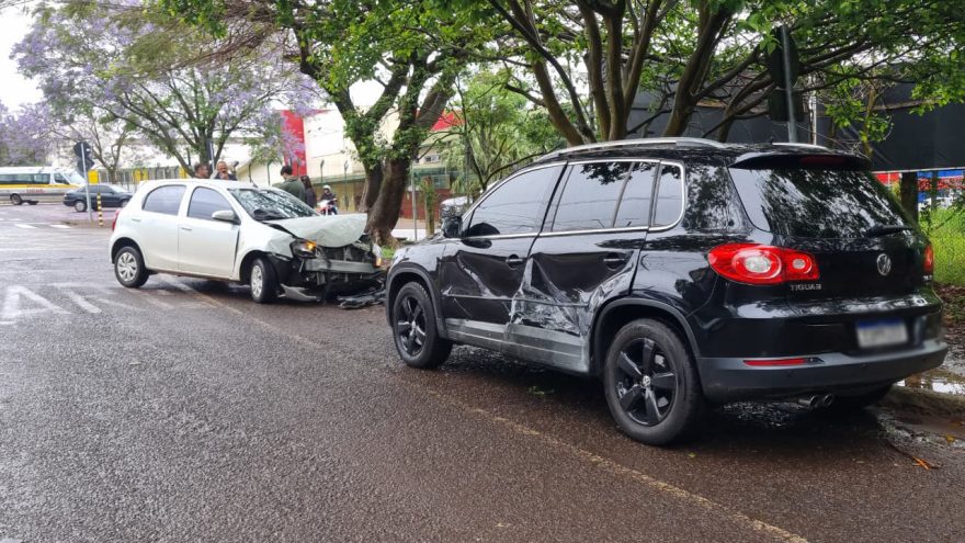 Tiguan e Etios se envolvem em acidente de trânsito no Centro de Cascavel