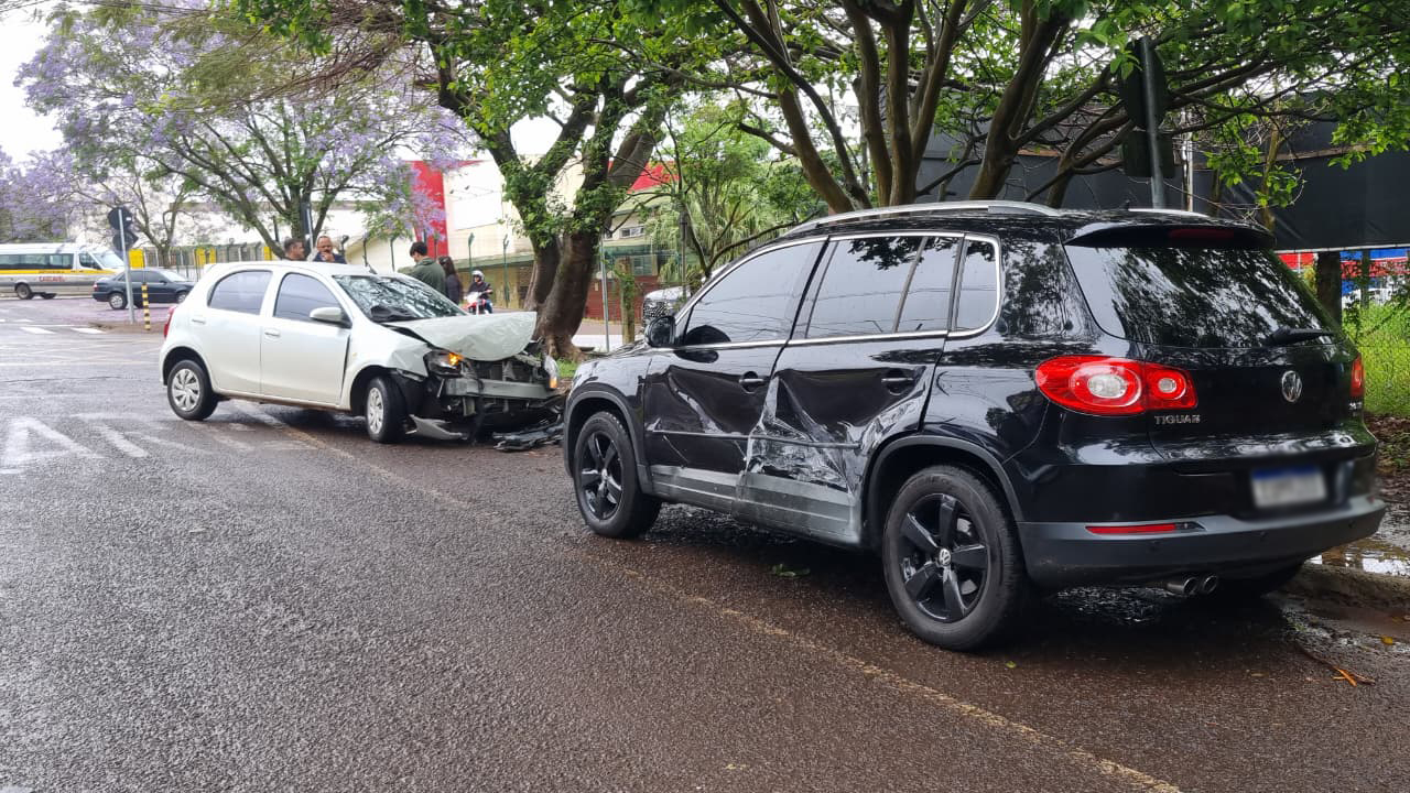Tiguan e Etios se envolvem em acidente de trânsito no Centro de Cascavel