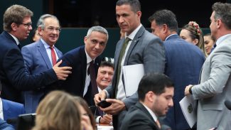 CCJ da Câmara suspende ação penal no STF contra deputado Gayer