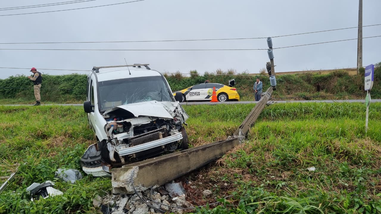 Condutor perde o controle de Fiat Doblò e derruba poste na PR-180, em Cascavel