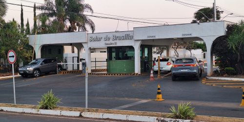 Moraes autoriza Bolsonaro a receber barbeiro em casa Imagem referente a Moraes autoriza Bolsonaro a receber barbeiro em casa