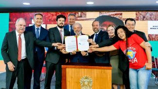 Lula sanciona gratuidade em conta de luz para famílias de baixa renda Lula sanciona gratuidade em conta de luz para famílias de baixa renda