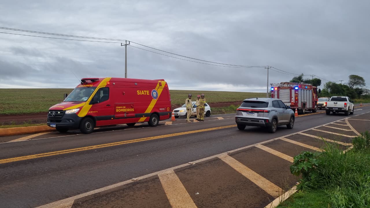 Três pessoas ficam feridas em colisão entre Fiesta e Montana na BR-369, em Cascavel
