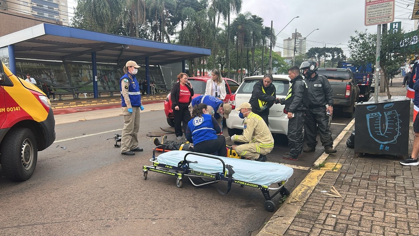 Jovem fica ferido após colisão na Rua Engenheiro Rebouças