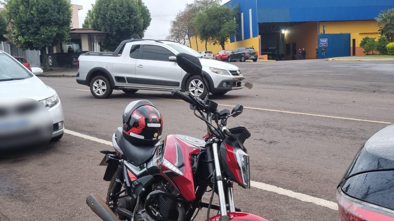 Saveiro e moto se envolvem em acidente na Rua Jacarezinho