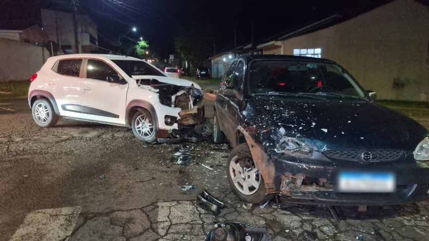 Corsa e Kwid se envolvem em forte batida no Bairro Cascavel Velho
