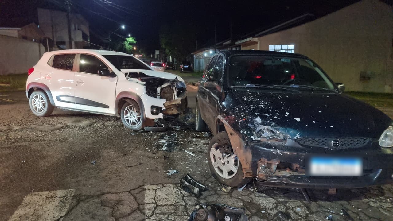 Corsa e Kwid se envolvem em forte batida no Bairro Cascavel Velho