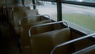 Monitora de transporte escolar é afastada após desentendimento com aluno da CETEA