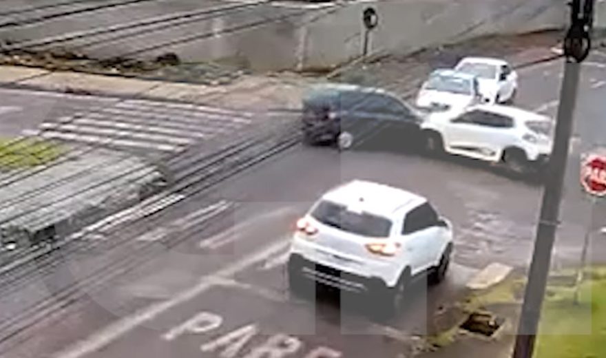 Câmera flagra batida frontal entre Kwid e Corsa no Cascavel Velho
