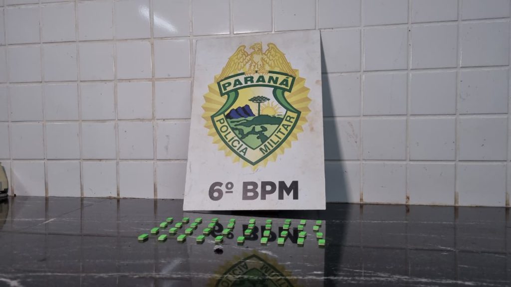 Trio é flagrado com ecstasy e crack em rua do Bairro Julieta Bueno, em Cascavel Trio é flagrado com ecstasy e crack em rua do Bairro Julieta Bueno, em Cascavel