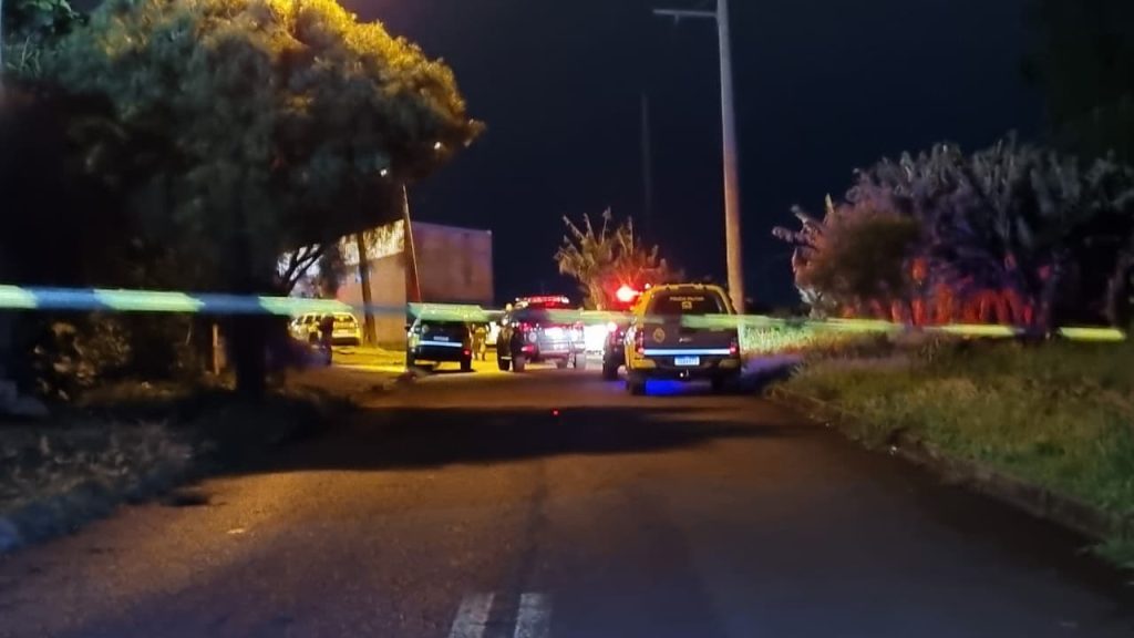 Confronto policial em Cascavel: Dois são mortos e um baleado no Bairro Periolo; Policial militar também é alvejado Confronto policial em Cascavel: Dois são mortos e um baleado no Bairro Periolo; Policial militar também é alvejado