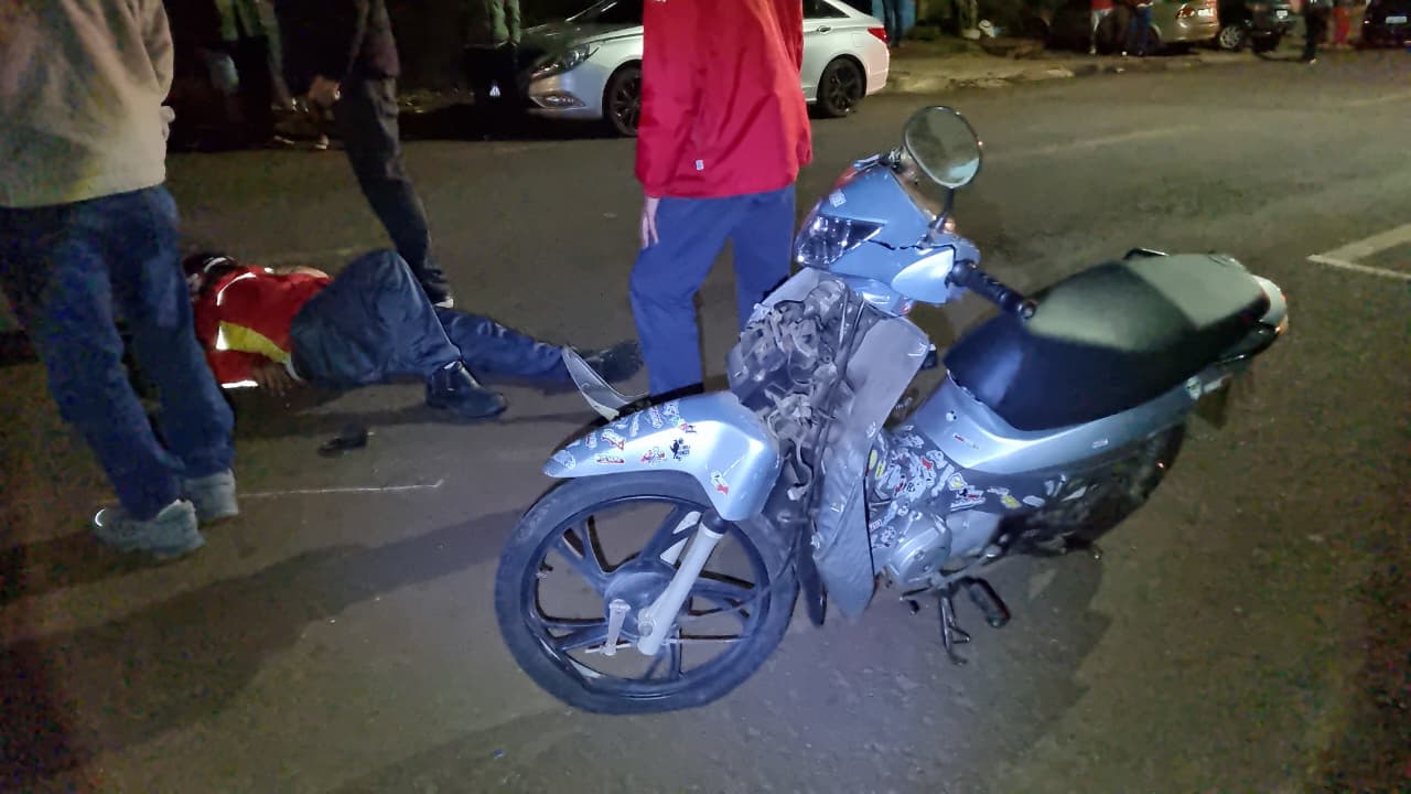 Motociclista colide contra Ford Ka na Rua Europa