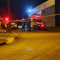 Imagem referente a Corpos de dois homens mortos em confronto com a PM são recolhidos ao IML de Cascavel