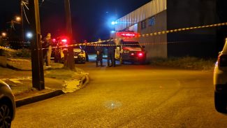 Corpos de dois homens mortos em confronto com a PM são recolhidos ao IML de Cascavel