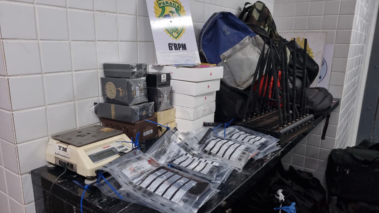 Polícia Militar apresenta material apreendido após confronto com “piratas do asfalto” em Cascavel