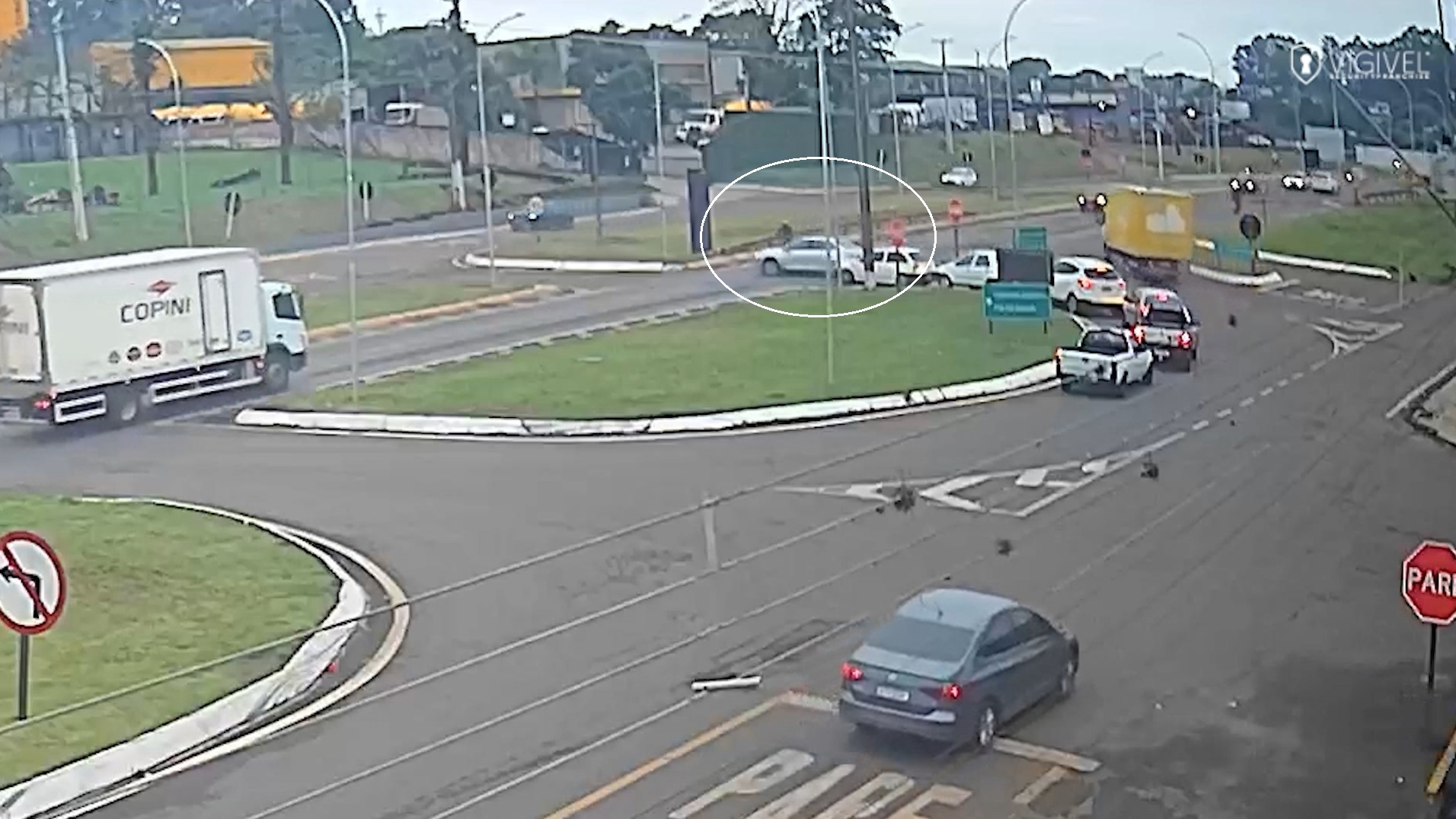 Câmera flagra mais um acidente com vítima no Trevo do Portal, em Cascavel