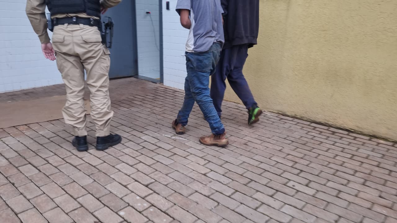 Vereador Madril flagra movimentação em mata e localiza dupla com cabeamentos furtados